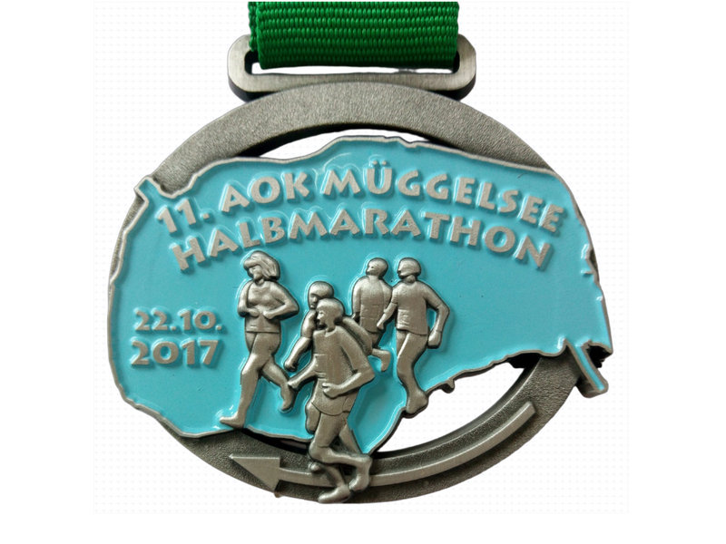 glow&nbsp;in&nbsp;the&nbsp;dark&nbsp;medal-1